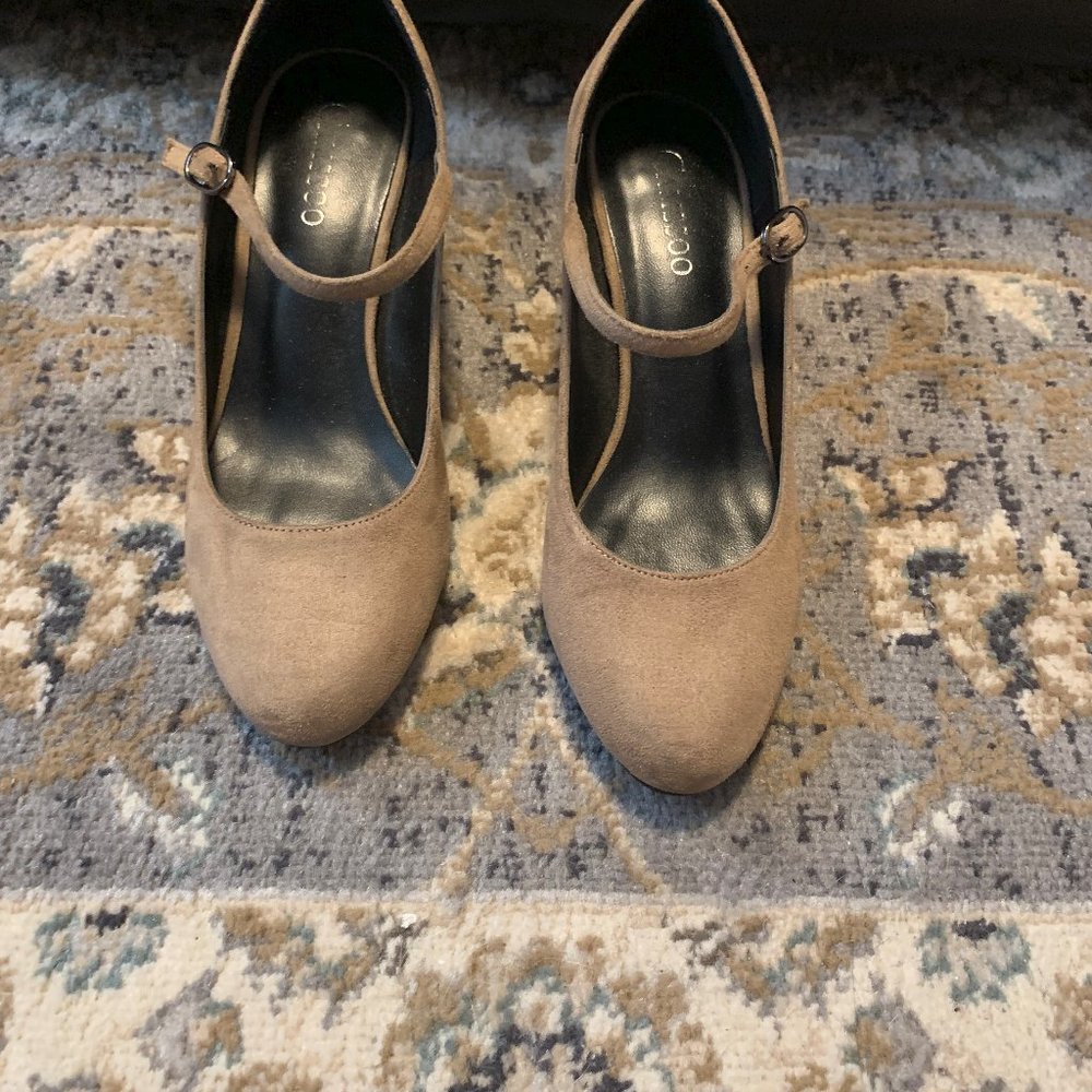 6 1/2 beige pumps